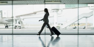 女性　スーツケースシルエット-1024x512